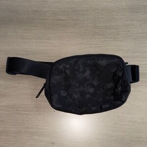 Lululemon Everywhere Belt Bag Black Camo (NEVER USED)